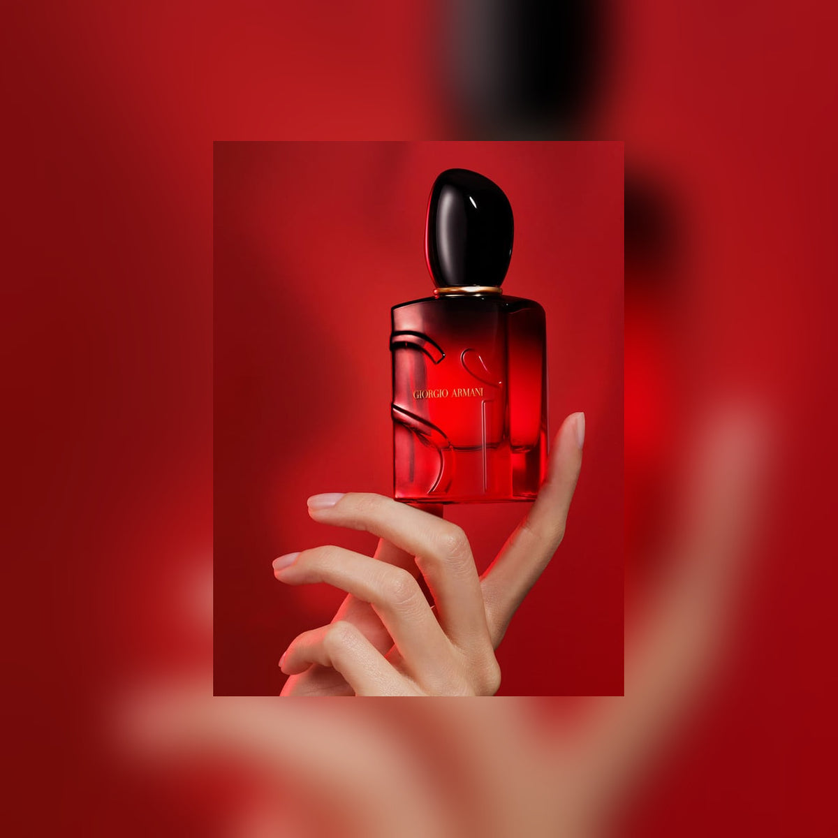 Giorgio Armani Sì Passione Intense Eau de Parfum – 100ml - lifestyle product view 3