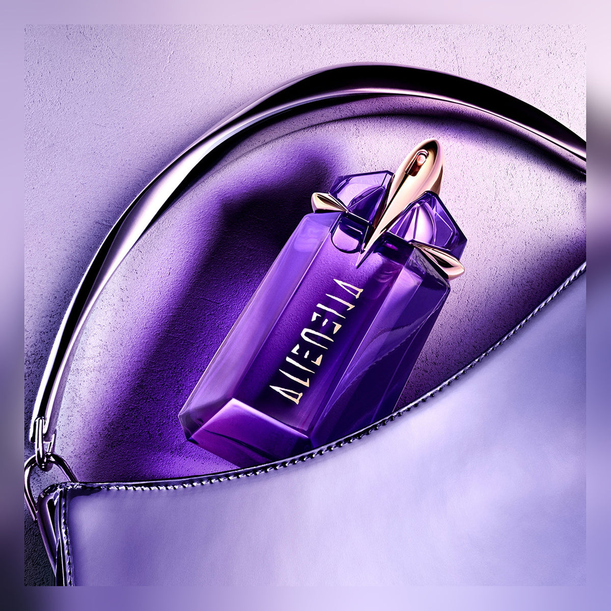 Mugler Alien Eau de Parfum – 90ml - lifestyle product view 1