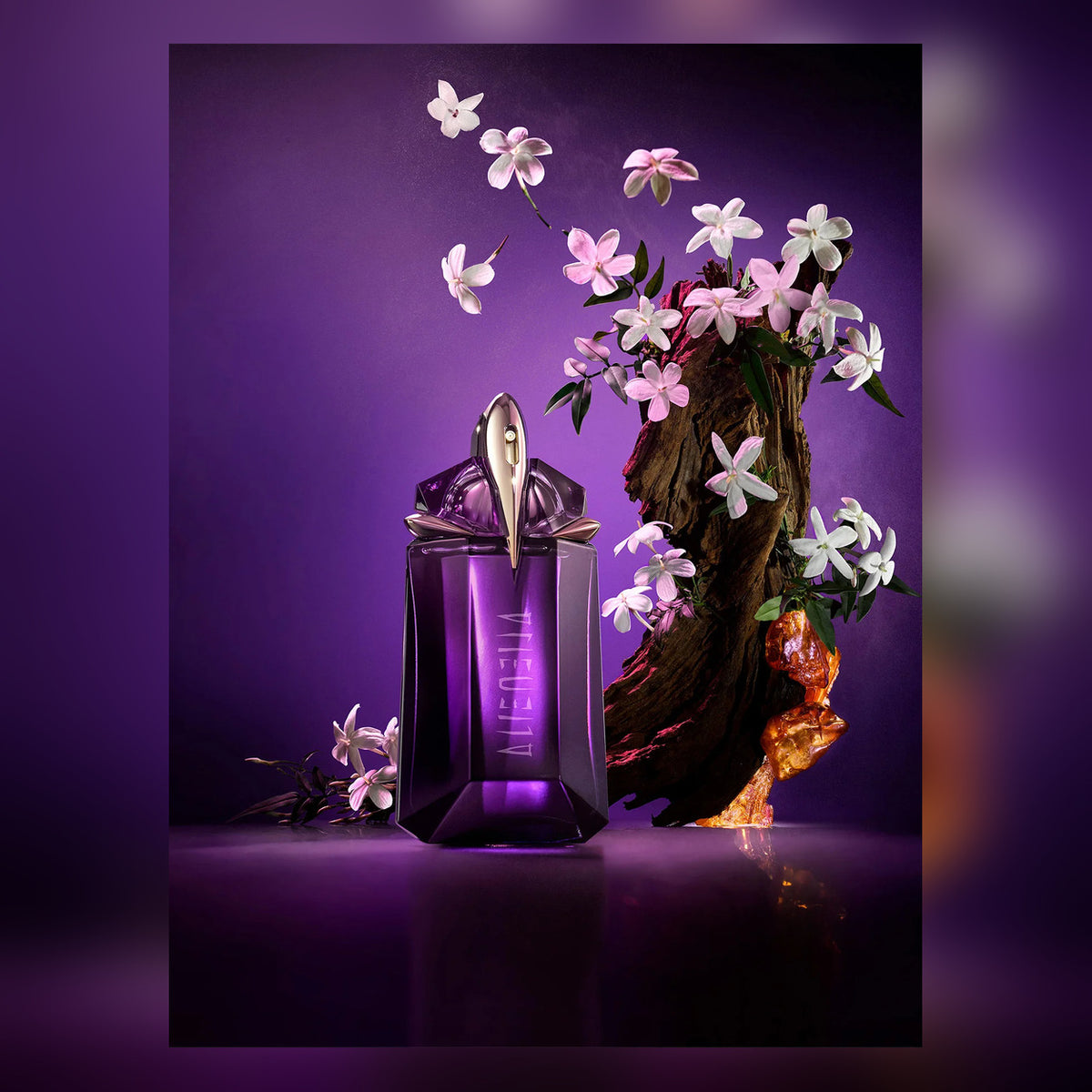 Mugler Alien Eau de Parfum – 90ml - lifestyle product view 2